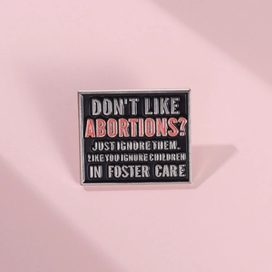 Spilla quadrata in smalto nero con slogan My Body My Choice su sfondo rosa