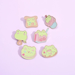 Set de 6 pines de esmalte de ranas lindas y postres sobre fondo color lavanda