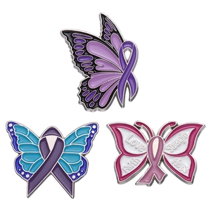 Trois broches papillon en émail violet, bleu et rose avec mots inspirants sur fond blanc