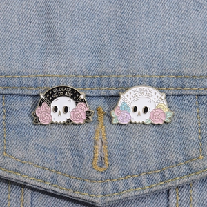 Gothik Totenkopf und Rosen Emaille Pin Set mit Til Death We Do Art Text auf Jeansjacke