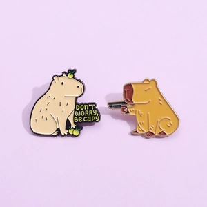 Spilla in Smalto a Forma di Capibara Cartone Animato Simpatico Pin Animale Slogan Don't Worry Be Capy Distintivo in Lega per Decorazione Abbigliamento Borsa Regalo Divertente