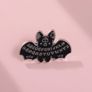 Spilla in smalto a pipistrello nero con lettere Ouija e motivi di luna e stelle