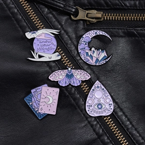 Ensemble de cinq broches en émail violet avec lune et papillon sur veste en cuir noir