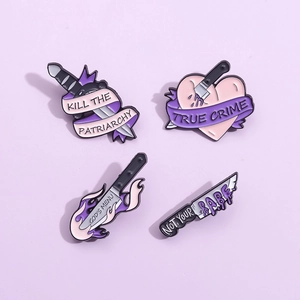 Set di spille smaltate di Halloween con cuore viola, pugnale e scritte gotiche