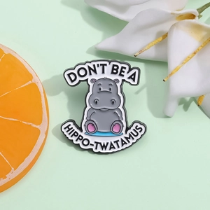 Broche hippopotame en émail mignon avec texte humoristique sur fond vert pastel