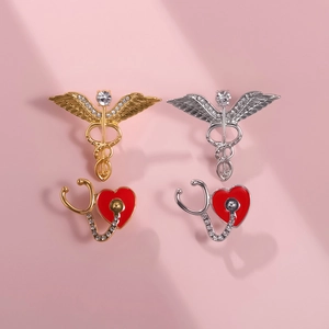 Lot de broches médicales avec caducée et stéthoscope en cœur, finitions or et argent