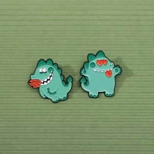Lot de deux pins émaillés monstres verts avec flammes et yeux en forme de cœur