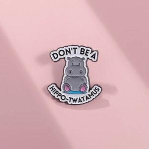 Détail de la broche hippopotame en émail gris avec le texte Don't Be A Hippo-Twatamus