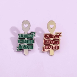 Paire de broches cuillère en émail avec texte gravé sur fond violet pastel