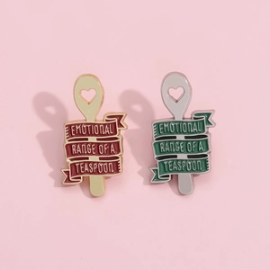 Broches en émail en forme de cuillère avec citations en rouge doré et vert argenté