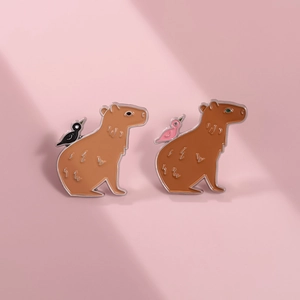 Broches capybara en émail avec oiseaux colorés, épingles animaux mignonnes pour chapeaux