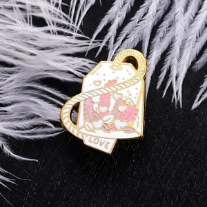 Emaille-Anstecknadel im japanischen Omamori-Stil mit rosa Feder und LOVE-Schriftzug