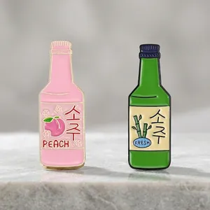 Broche en Émail Mignonne Bouteille d'Alcool Alliage Pêche Frais Bouteille de Soju Badge Accessoires pour Vêtements Sac Bijoux de Mode Femme