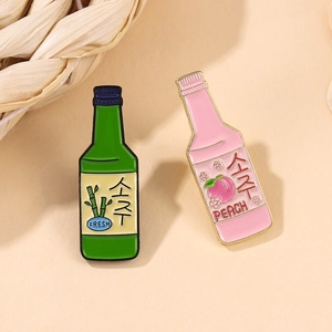 Lot de 2 pin's en émail mignons en forme de bouteilles de soju avec motifs pêche et bambou frais