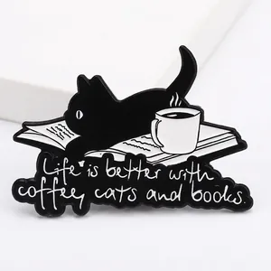 Süße Schwarze Katze Auf Büchern Emaille Legierung Brosche Life Is Better With Coffee Cats And Books Spruch Anstecknadel Schmuck