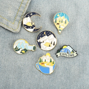 Creatieve Cartoon Outdoor Camping Emaille Pins Legering Geschilderd Berg Sneeuwberg Sterrenhemel Verkenning Landschap Broche Pins