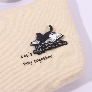 Schwarze Katze Emaille-Brosche mit Kaffee und Büchern als Dekoration für Stofftaschen