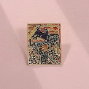 Nahaufnahme der Emaille-Brosche mit dem Schrei-Gemälde und einer Fledermaus-Figur