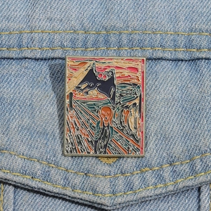 Künstlerische Emaille-Anstecknadel inspiriert von Der Schrei auf blauem Denim-Hintergrund