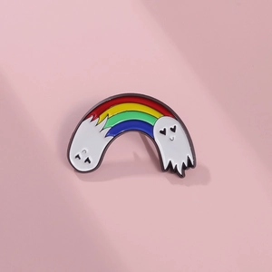 Vue détaillée de la broche en émail de haute qualité avec design fantôme arc-en-ciel poli