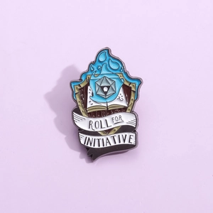 Épingle émaillée avec flamme bleue, dé d20 et texte Roll For Initiative pour sac