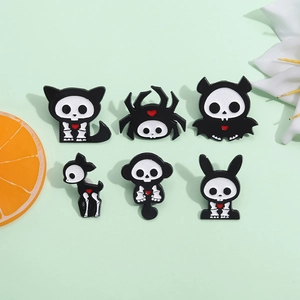 Lot de pins gothiques en émail animaux squelettes avec détails de cœur rouge