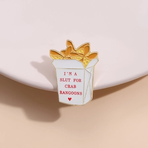 Spilla Smaltata Umoristica Con Scatola da Asporto Cinese e Crab Rangoons Distintivo in Lega di Zinco Con Slogan Alimentare per Abbigliamento Zaino Accessori Regalo