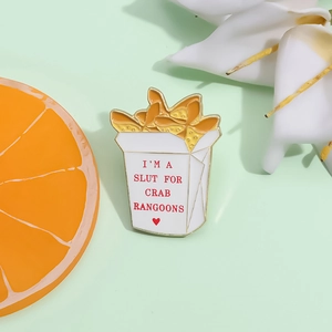 Spilla smaltata creativa con scatola da asporto bianca, crab rangoons e testo