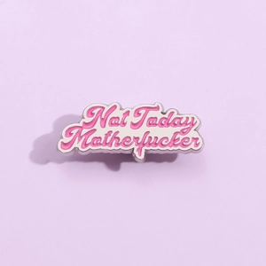 Rosa Emaille-Pin 'Not Today' mit Handschrift auf hellviolettem Hintergrund