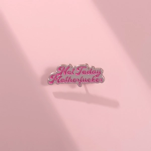 Detailansicht der rosa Emaille-Brosche mit Not Today Motherfucker Schriftzug und Metallrand