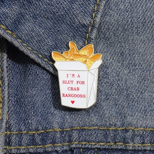 Spilla smaltata con patatine fritte e granchio rangoon su giacca di jeans