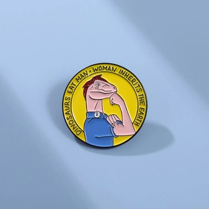 Badge rond en émail avec dinosaure et citation féministe sur fond bleu minimaliste