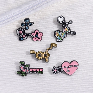 Lot de broches émaillées chimie créative avec sakura et éléments colorés sur toile
