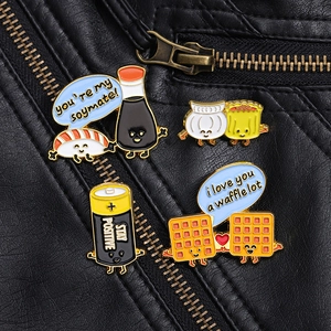 Pins en émail créatifs avec motifs sushi et gaufres sur une veste en cuir noir