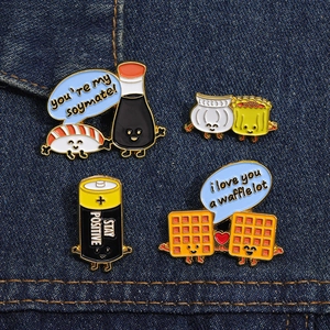 Vue détaillée de pins en émail créatifs aux motifs food sur une veste en denim