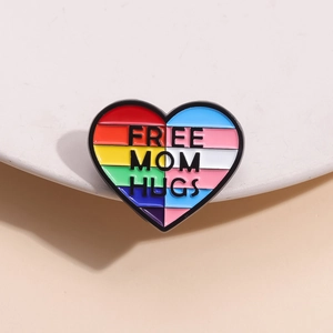Spilla in Smalto a Cuore Free Mom Hugs Pride LGBTQ Bandiera Arcobaleno Transgender Distintivo in Lega Accessori per Vestiti