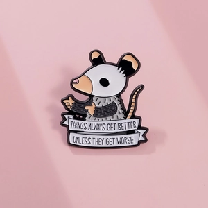 Spilla punk in smalto a forma di opossum con citazione Things Always Get Better su rosa