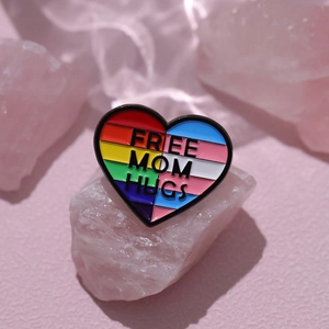 Spilla cuore arcobaleno Free Mom Hugs su cristallo rosa con bordi neri
