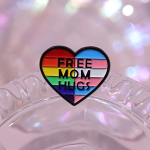 Spilla cuore smaltata arcobaleno e transgender con scritta Free Mom Hugs per abbigliamento