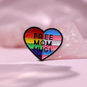 Spilla in smalto a cuore arcobaleno e transgender con scritta Free Mom Hugs