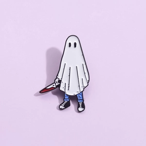 Insigne en émail fantôme d'Halloween avec un couteau sanglant et des baskets bleues