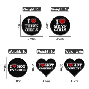 Détail de broches en émail noir avec slogans, incluant les mesures de taille et poids