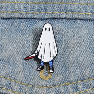 Vue détaillée d'un pin's fantôme de dessin animé avec un couteau sur tissu en denim