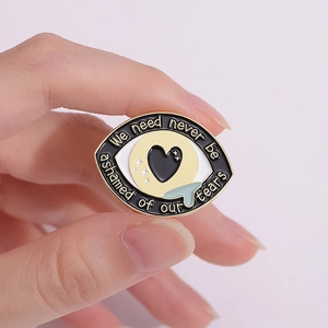 Broche œil en émail avec pupille cœur et citation We need never be ashamed of our tears