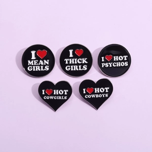 Lot de 5 épingles en émail comprenant des badges noirs ronds et en cœur avec slogans