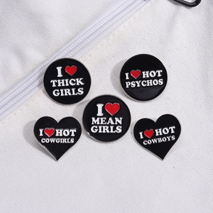 Lot de cinq pin's noirs en émail rétro en forme de cœur et ronds pour vêtements