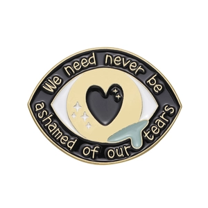 Broche en émail forme œil avec citation dorée we need never be ashamed of our tears