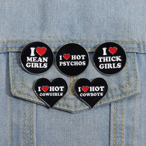 Lot de 5 broches en émail noir avec texte blanc épinglées sur veste en jean bleue