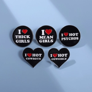 Lot de 5 pin's en émail noir minimaliste avec texte et cœurs rouges sur fond bleu clair lisse