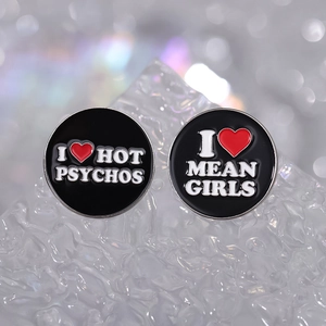 Pins en émail noir avec texte I Love Hot Psychos et Mean Girls et cœurs rouges